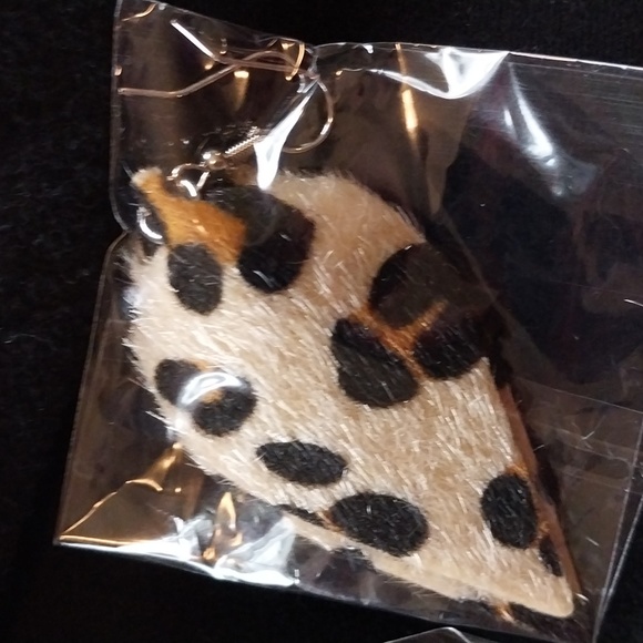 3 pair of felt animal print earrings. New. - Picture 4 of 5